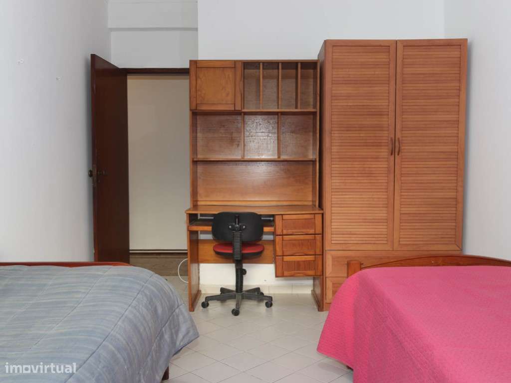 Apartamento T2 no Centro de Faro Ideal para renovar-9