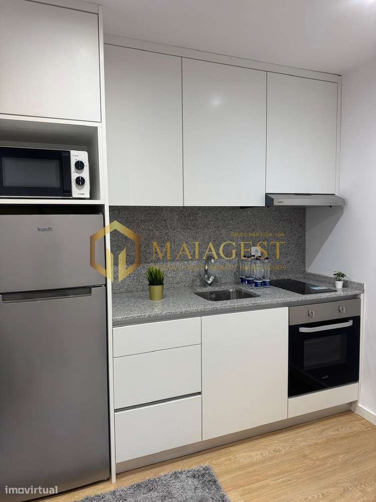 Moradia remodelada dividida em 3 habitações em Canelas-3