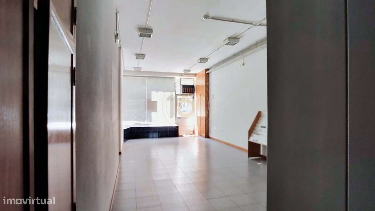 Loja Comercial + cave + logradouro na Rua 5 de Outubro - Grande imagem: 2/33