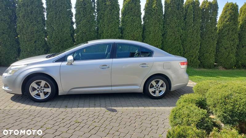 Toyota Avensis 1.8 Premium - 11