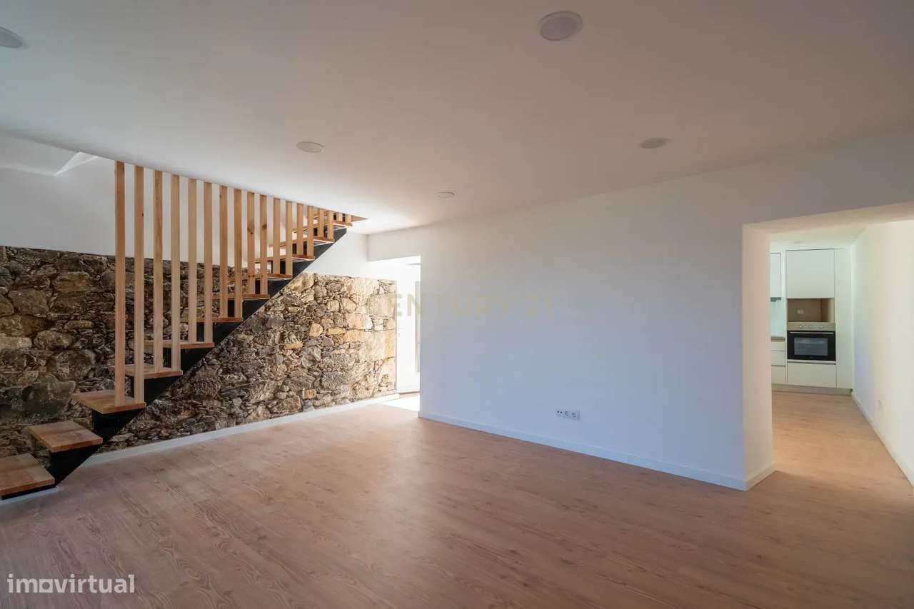 Moradia T3 de dois pisos com terreno totalmente renovada a cinco minut-39