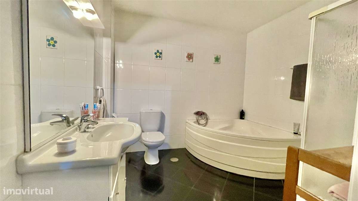 T2 Duplex-1ª linha de Mar-Aver-o-Mar-Aparcamento-11