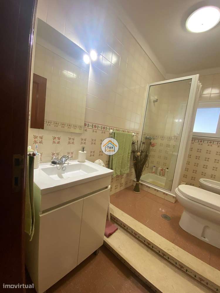 Moradia Geminada  de um dos lados do outro tem entarada e jardim em to-16