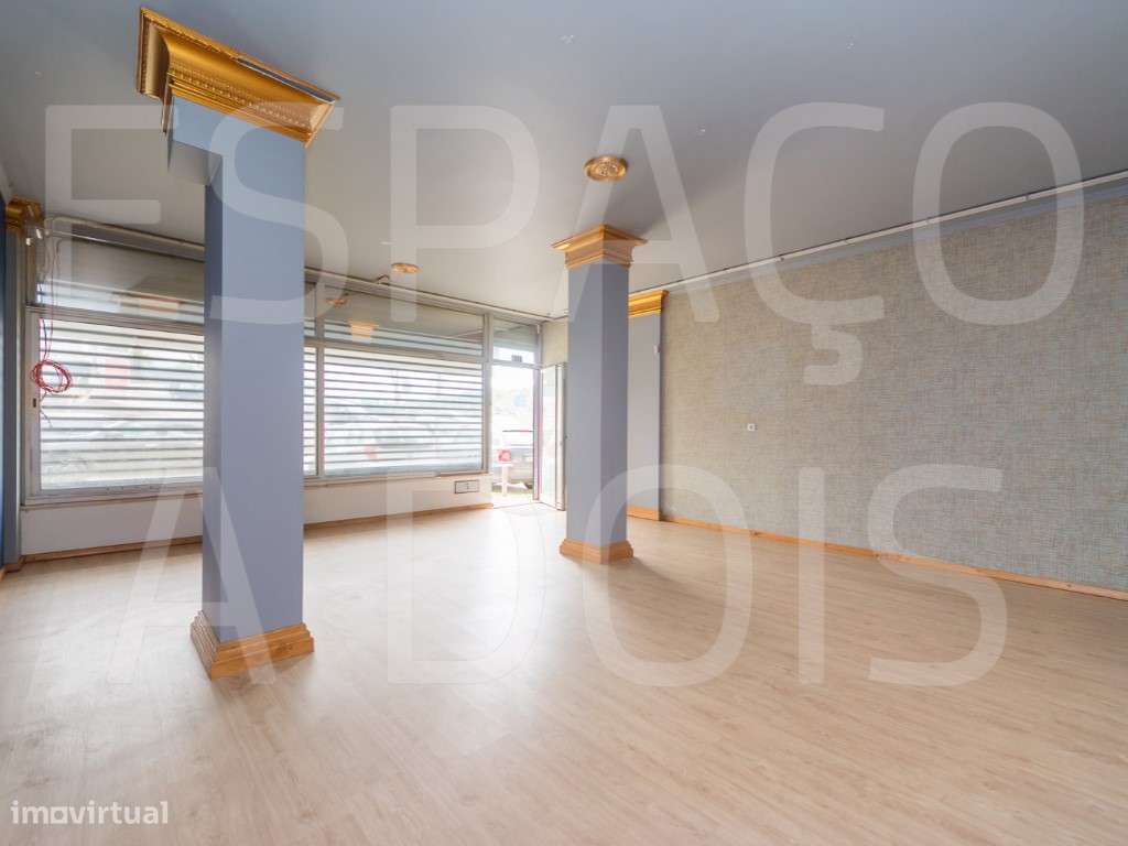 OPORTUNIDADE! Área Ampla,131m2 de área útil, Grande Montra; 2 casas...-18