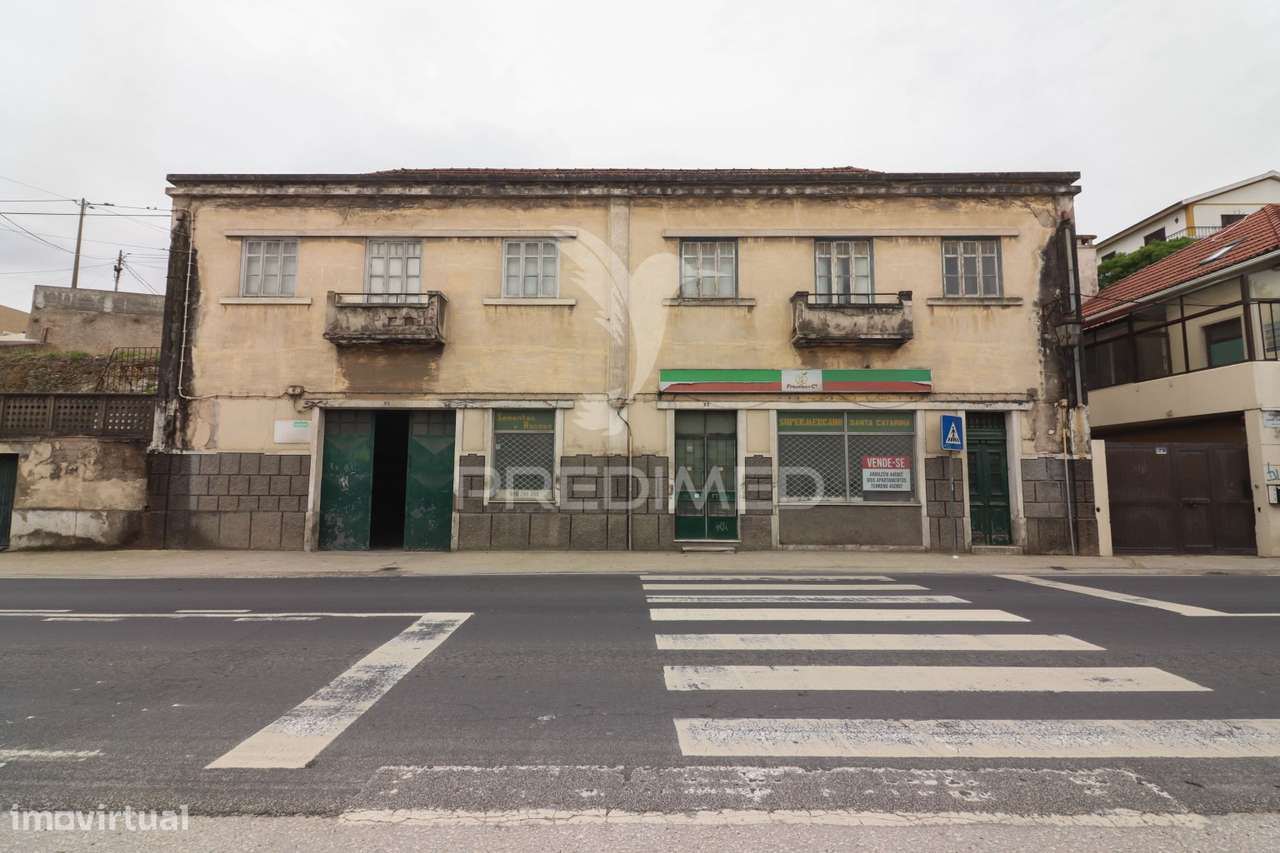 Prédio com 2 apartamentos e área de armazém em Alenquer - Grande imagem: 2/21