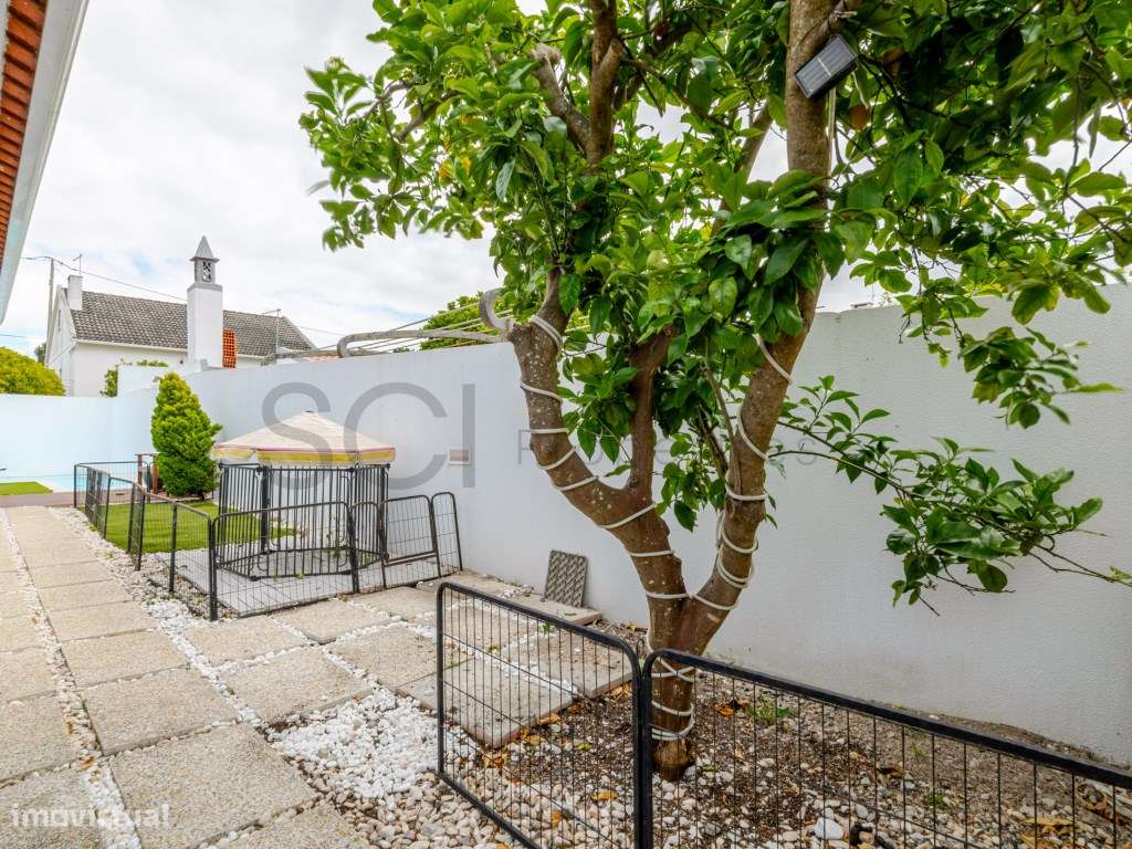 Moradia T3 com piscina nas Quintinhas, Charneca da Caparica. Estilo...-36