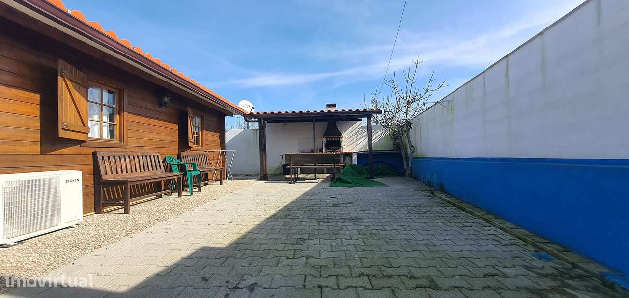 Lindíssima Moradia em Madeira inserida num terreno de 540m2 garagem-5