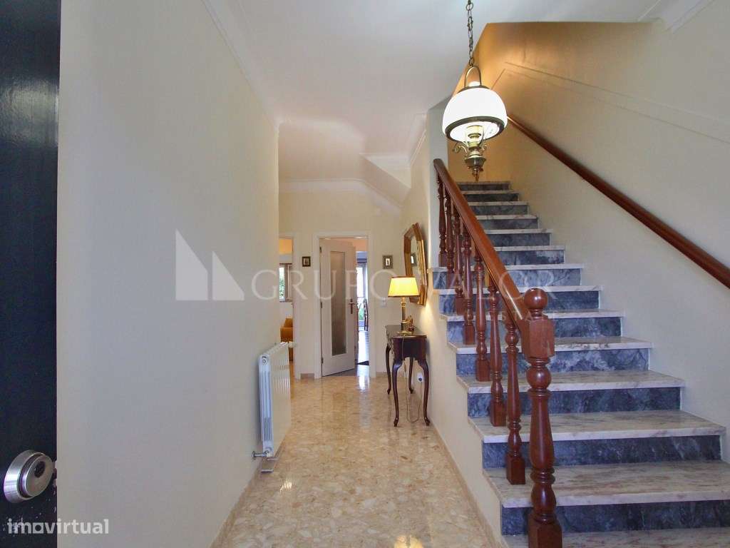 Moradia T4 com Garagem e Logradouro de 200m2 - Algueirão Mem Martins-15