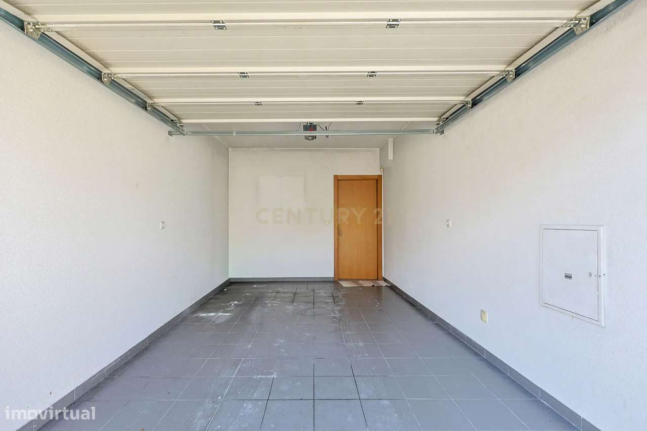 Moradia T3 com garagem e espaços exteriores nos Foros de Amora, Seixal-31