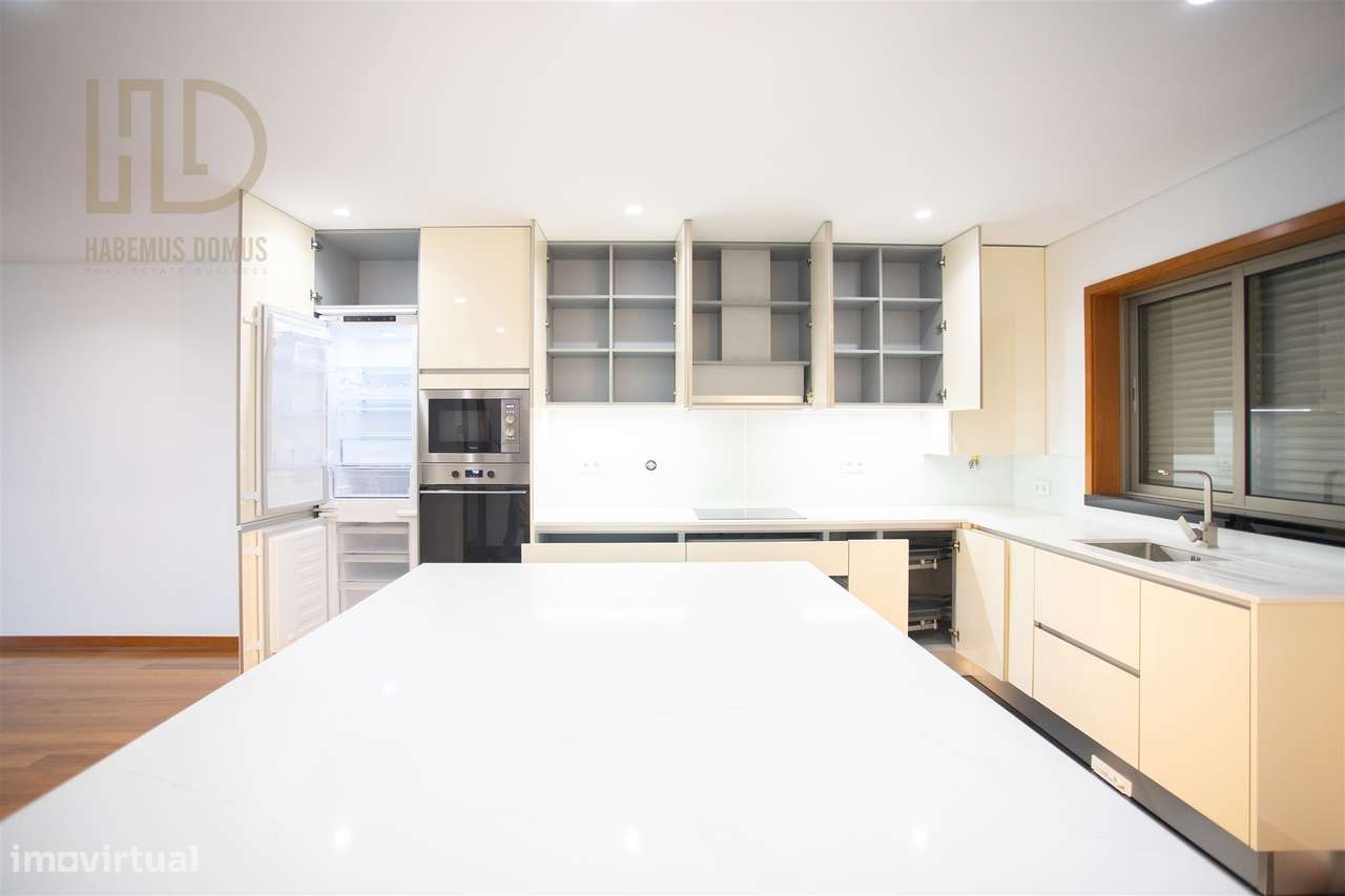 Moradia T3+1 de Luxo com 405m2 a 200 Metros da Praia em Canidelo.-9