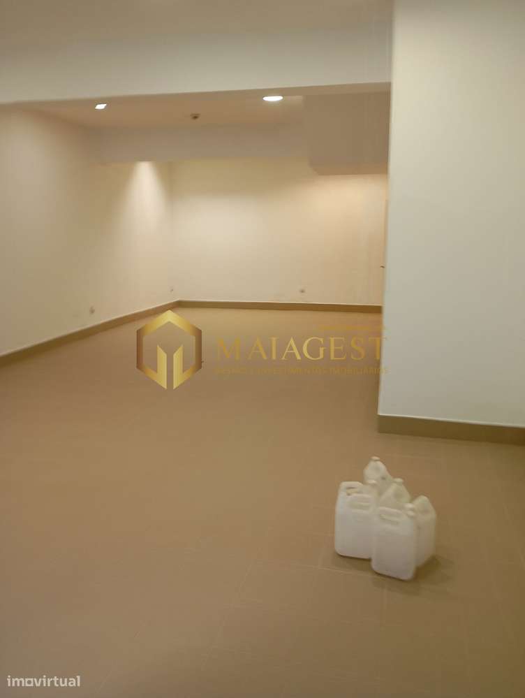 Loja totalmente renovada junto da estação de Metro de Faria Guimarães - Grande imagem: 5/20