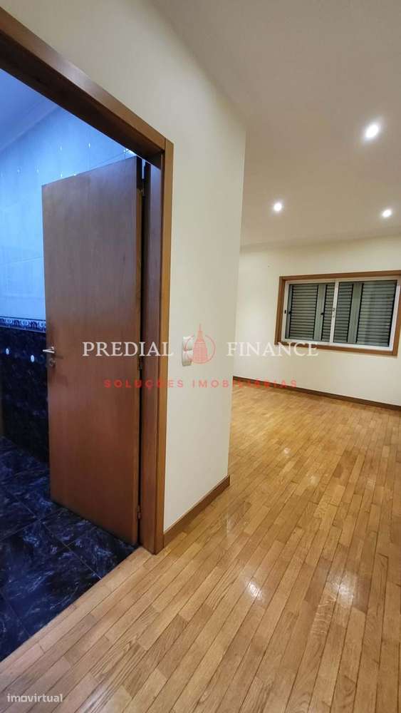 Moradia T4 com Jardim, Terraço, Garagem Dupla e Área de Barbecue — Exc-16