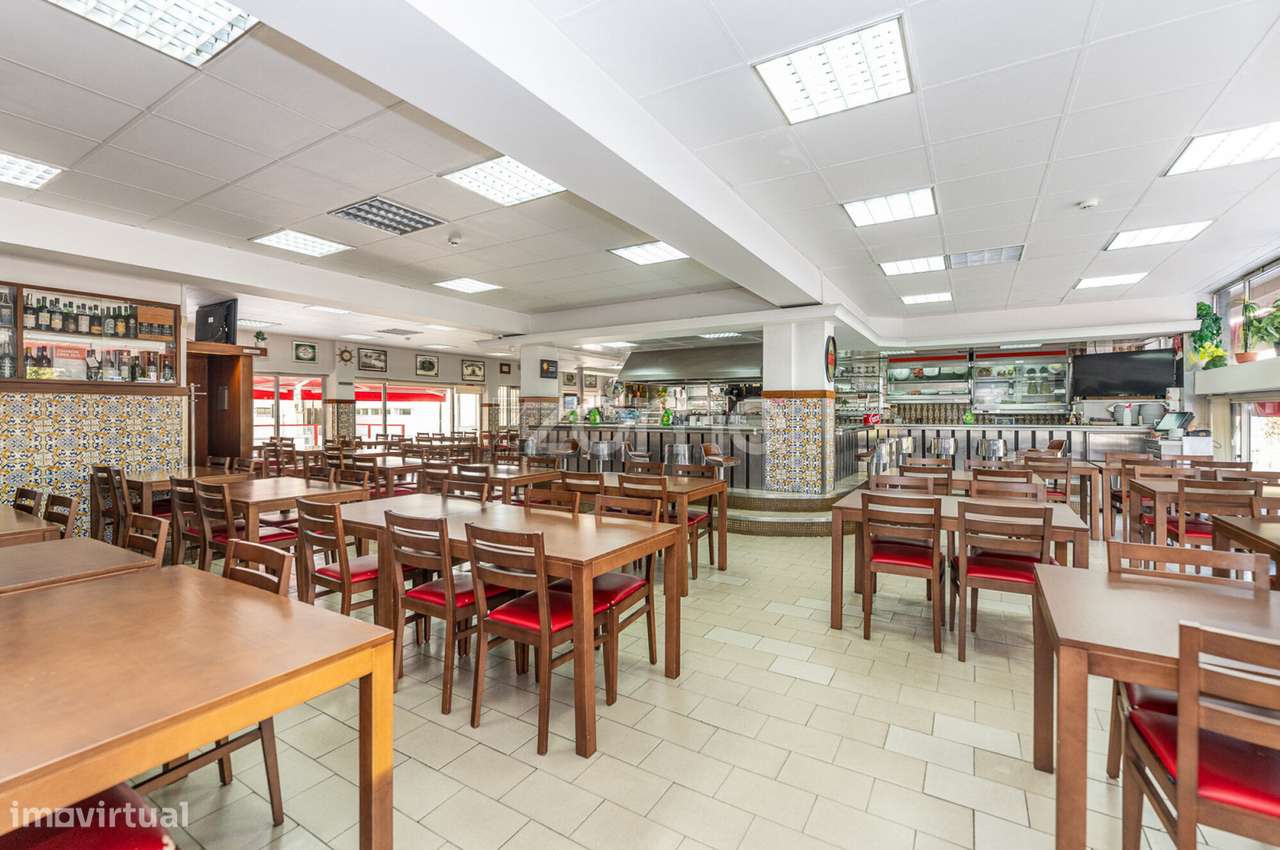 Espinho Centro | Restaurante com Lojas e Habitação - Grande imagem: 3/29