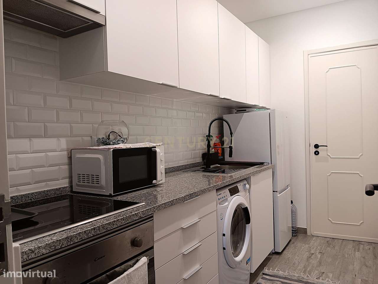 Apartamento com 2 Assoalhadas - Completamente Remodelado - Junto à CP - Grande imagem: 4/11