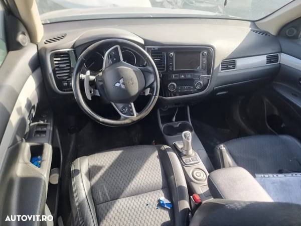 Dezmembrez Mitsubishi Outlander 3, an 2014, motor 2.0 benzina + hybrid cod 4B11, cutie de viteze automata set bandouri, ansamblu motoras stergator, carenaj aparatori noroi fata, vas lichid parbriz, chedere, broasca usa stanga, broasca usa dreapta, maner interior usa, maner exterior usa, plansa bord, ceasuri bord, spira volan, torpedou, parasolare, plafoniera, oglinda retrovizoare, consola centrala, grila bord, cotiera, centura siguranta, set fete usi, butoane geamuri electrice, buton reglaj oglinzi, bloc lumini, maneta stergatoare, claxon, brat stanga fta, brat dreapta fata, navigatie, pretensioner, padele, - 4