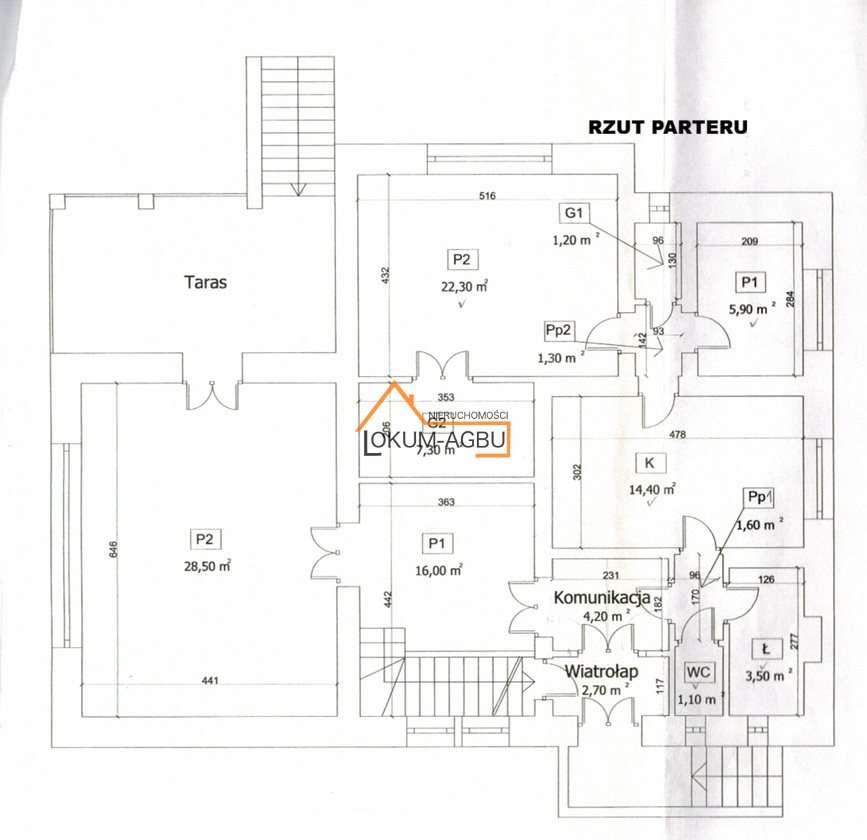 Willa na obrzeżu kompleksu leśnego.-13