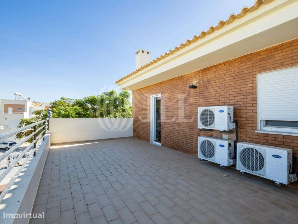 Moradia T4, com estacionamento e logradouro, em Olhão-24