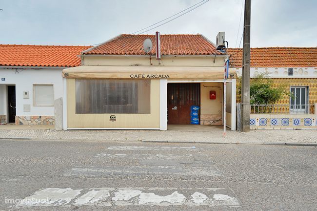 Prédio urbano em Vendas Novas, com comércio e moradia