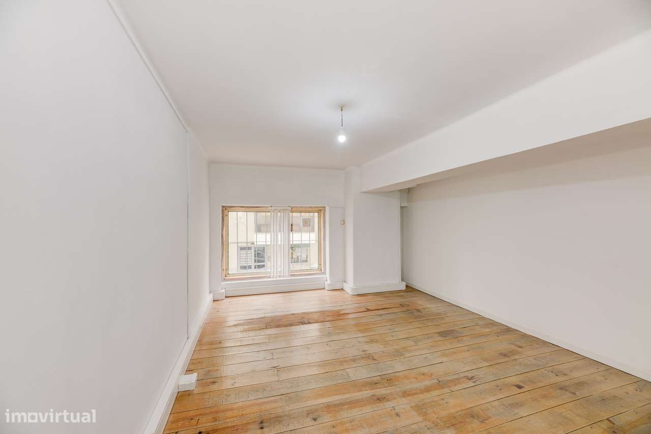 ESPAÇO COMERCIAL REMODELADO | PRONTO A FUNCIONAR | SACAVÉM-14