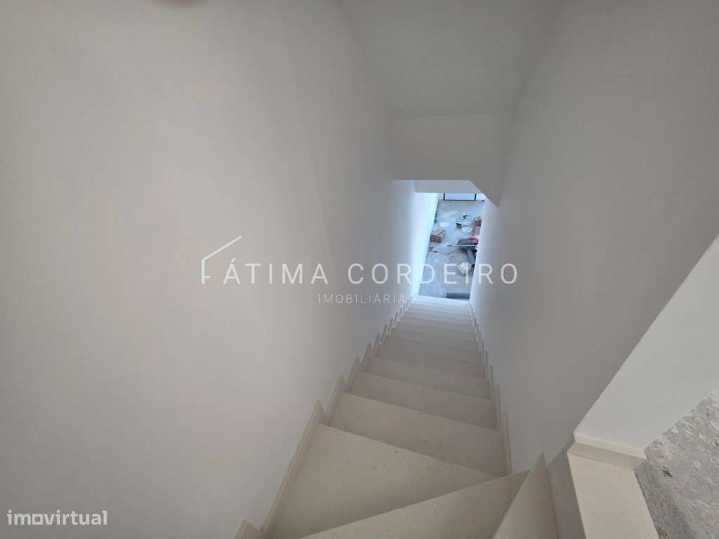 Moradia Geminada T4 com duas Suítes em fase final de acabamentos-7