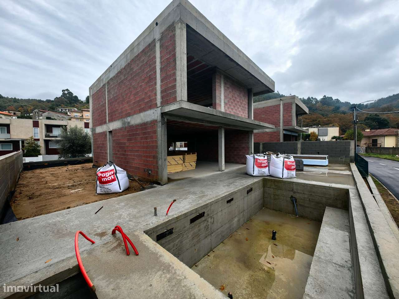 Moradia T3 em estrutura com garagem, jardim e vistas verdes-16