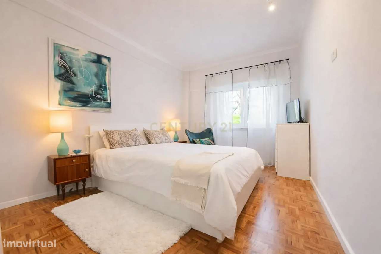 T4 luminoso com varanda ampla a 5 minutos da estação de Monte Abraão-20