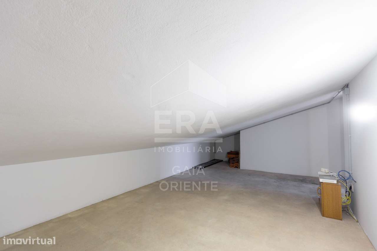 Moradia T3 Renovada junto à A1 nos Carvalhos-19