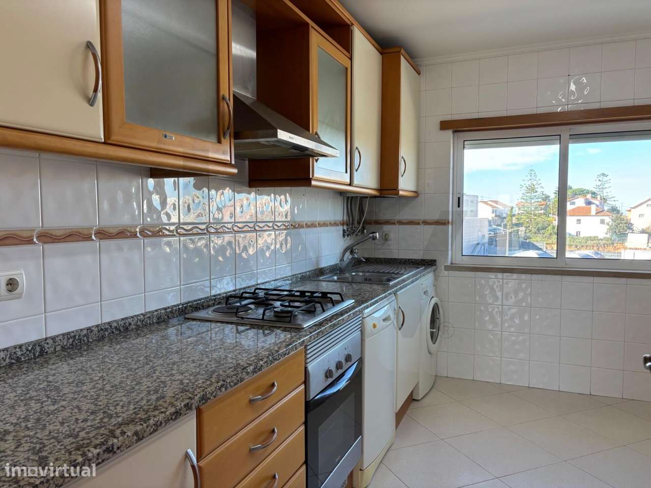 T2 com parqueamento e 3 varandas em Sesimbra - Grande imagem: 2/23