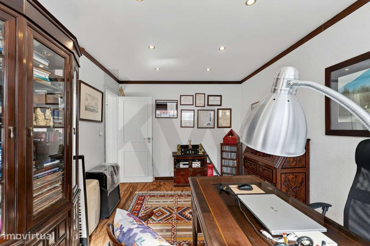 Moradia T4+1 com Piscina Coberta, Jardim e Churrasqueira em Alcoitão,-7