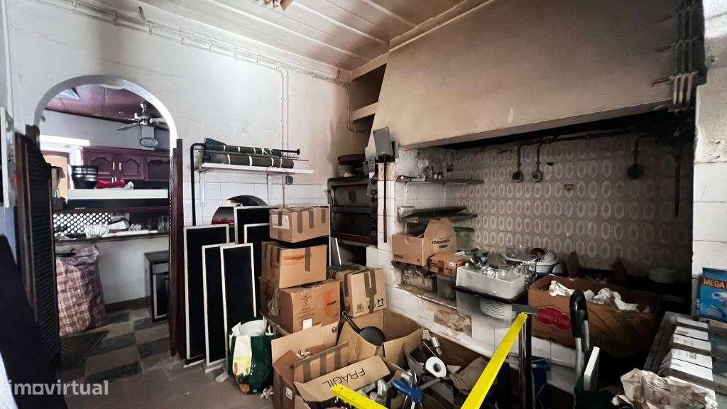 Pizzaria e Habitação no 1º andar no Centro do Montijo - Para renovar-13