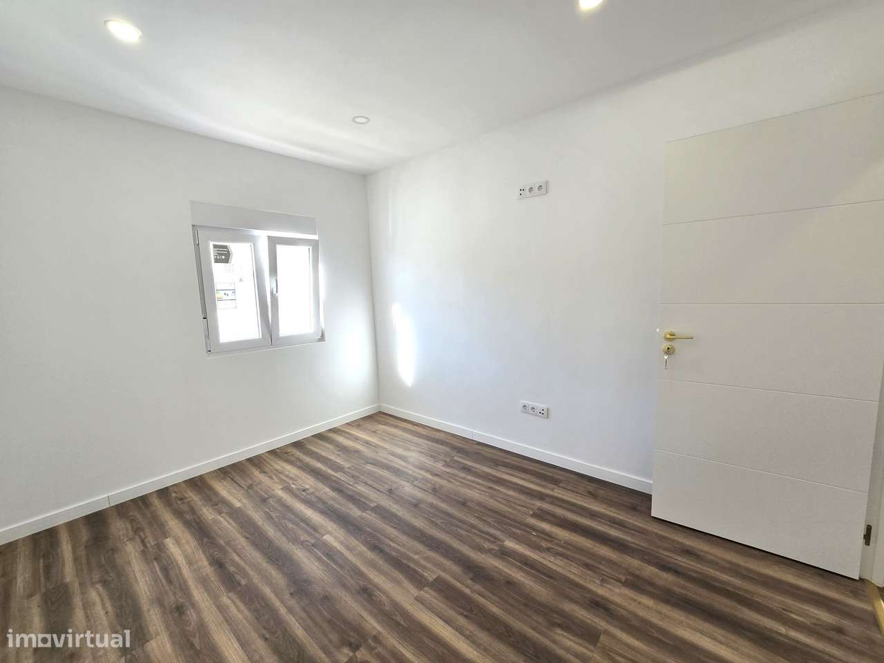 Fantástica Moradia T2 Totalmente Renovada, Independente em Setúbal-13