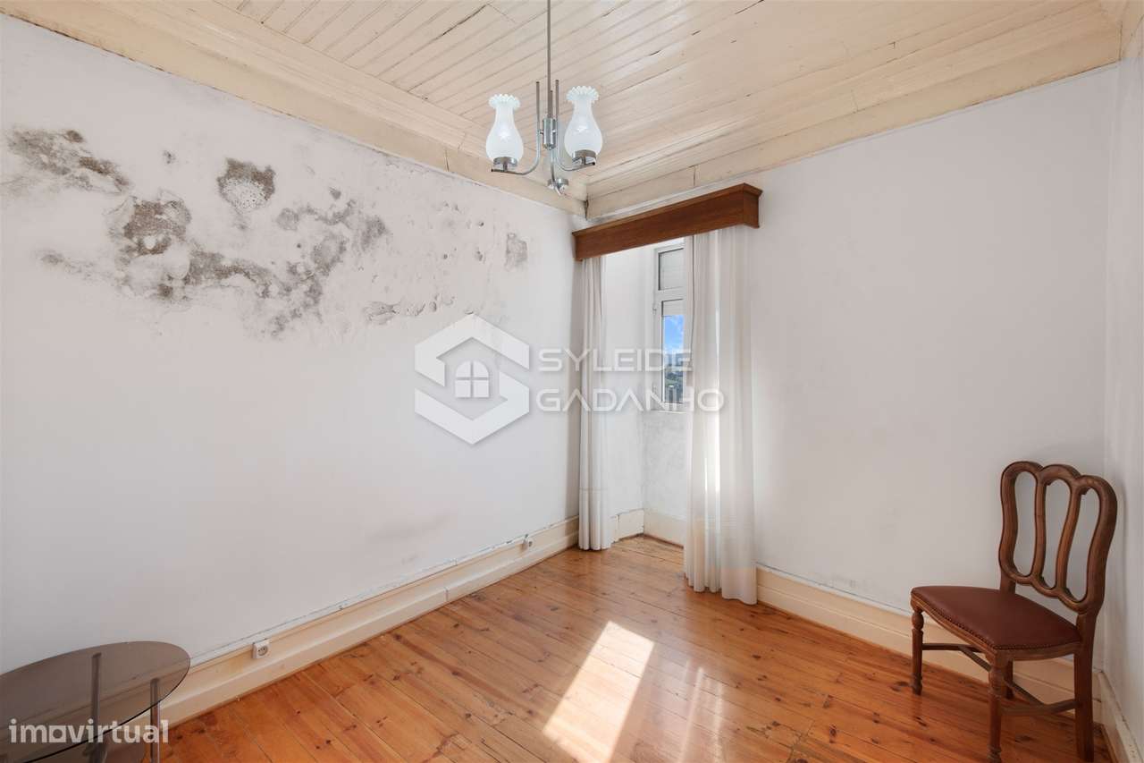 Prédio para venda centro de Caria com comércio no rés-do-chão e ampla-46