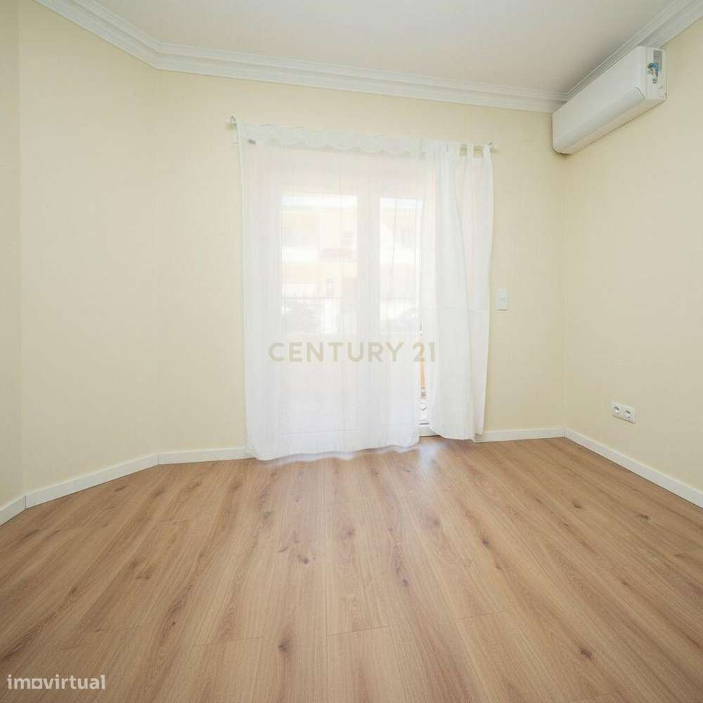 Moradia remodelada de 6 assoalhadas Exclusiva no Estoril-11