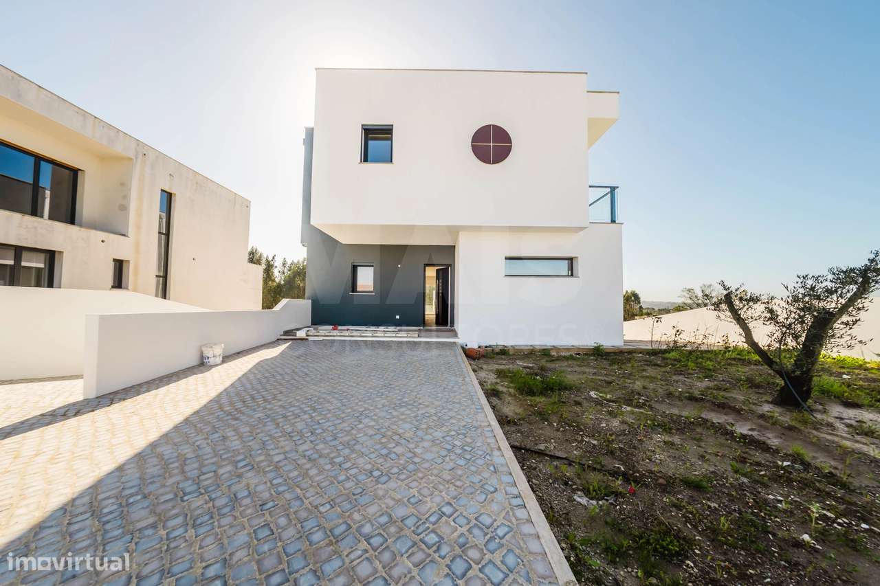 Moradia T3+1 NOVA com Piscina e Garagem, Caldas da Rainha - Grande imagem: 2/35