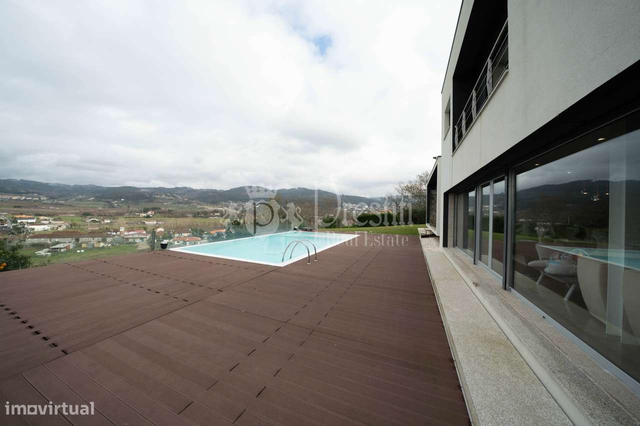 Moradia T4 com Vistas Deslumbrantes em Guimarães-53