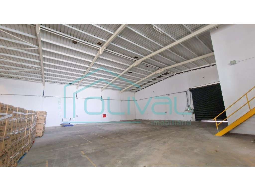 Armazém inserido em zona industrial - Grande imagem: 4/15