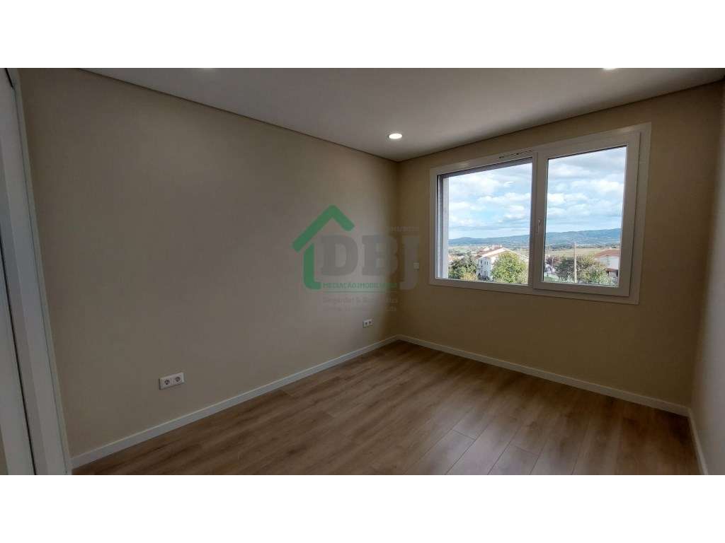 FABULOSO T2 DUPLEX NOVO - Boas áreas, 2 Suites!-15