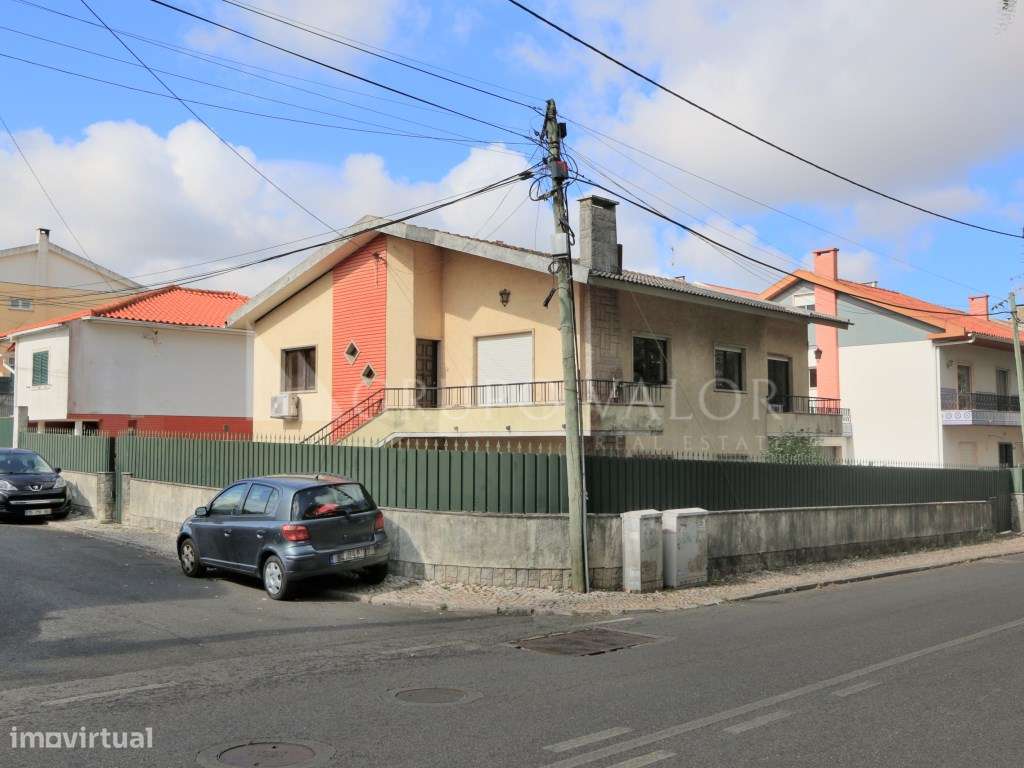 Moradia Isolada T4+2 com Garagem em Mem Martins-53