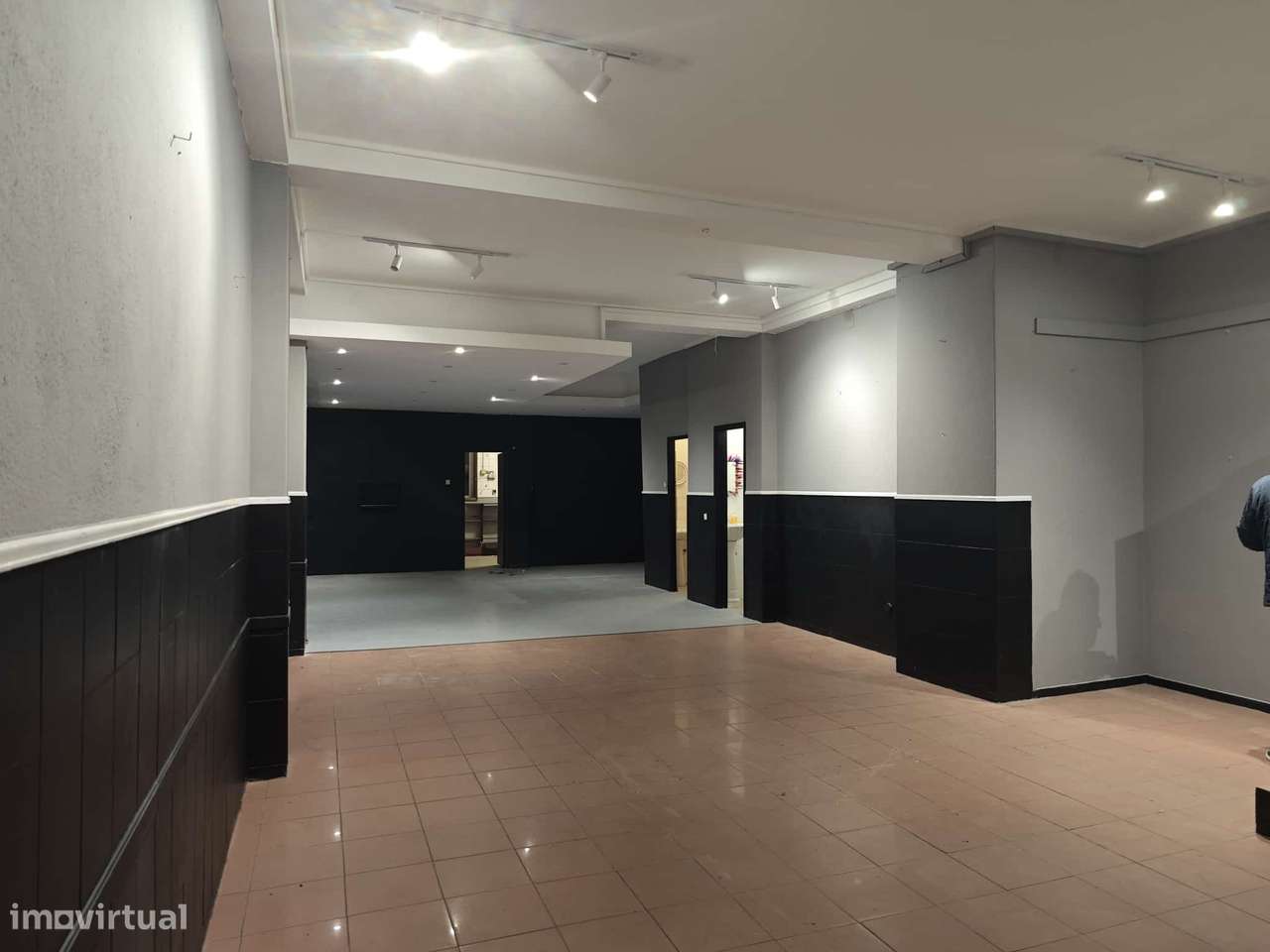 LOJA COM POTENCIAL PARA ESCRITÓRIOS OU HABITAÇÃO-18