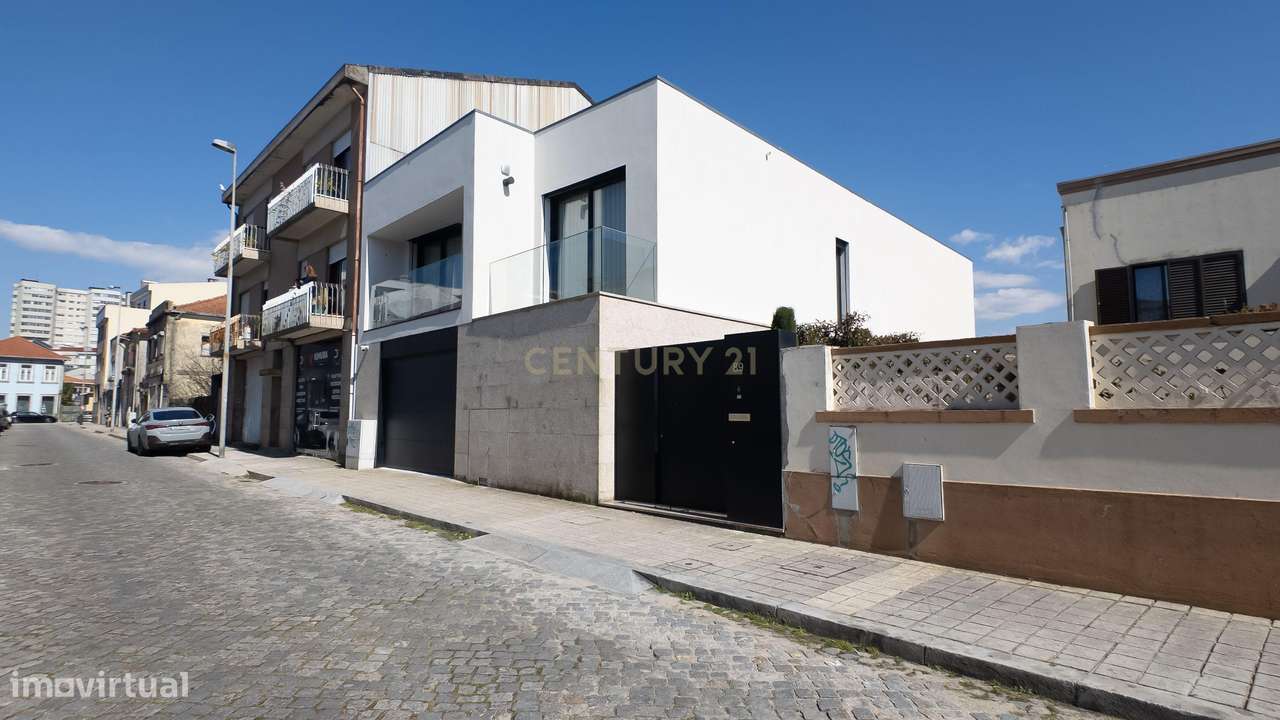 Moradia de Luxo | Construída em 2023 | Design Contemporâneo com Piscin-33