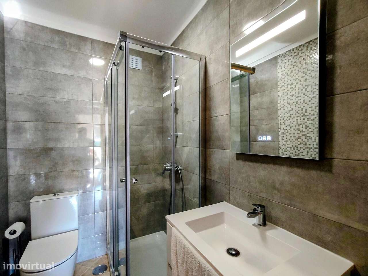 Moradia T4 Renovada em Pinheiros de Marim, Olhão-10