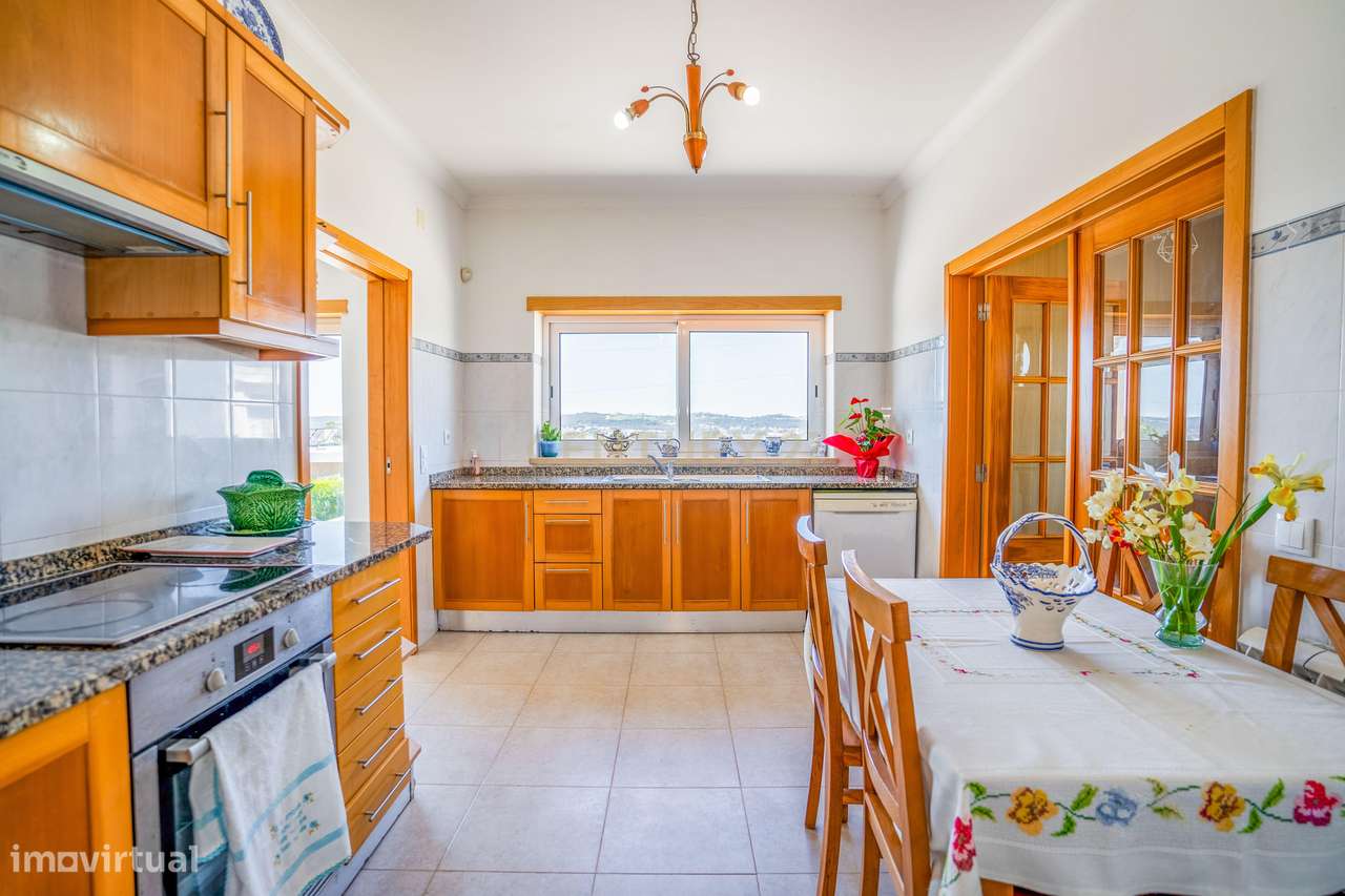 Moradia T6, localizada numa das zonas mais valorizadas do Oeste-5