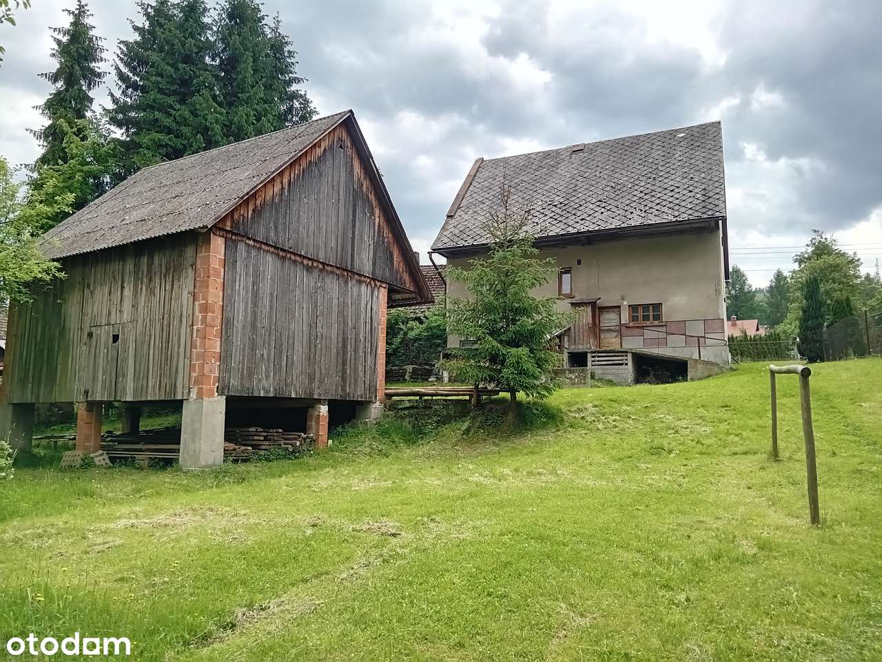 Wolnostojący dom z garażem w pięknej okolicy-1