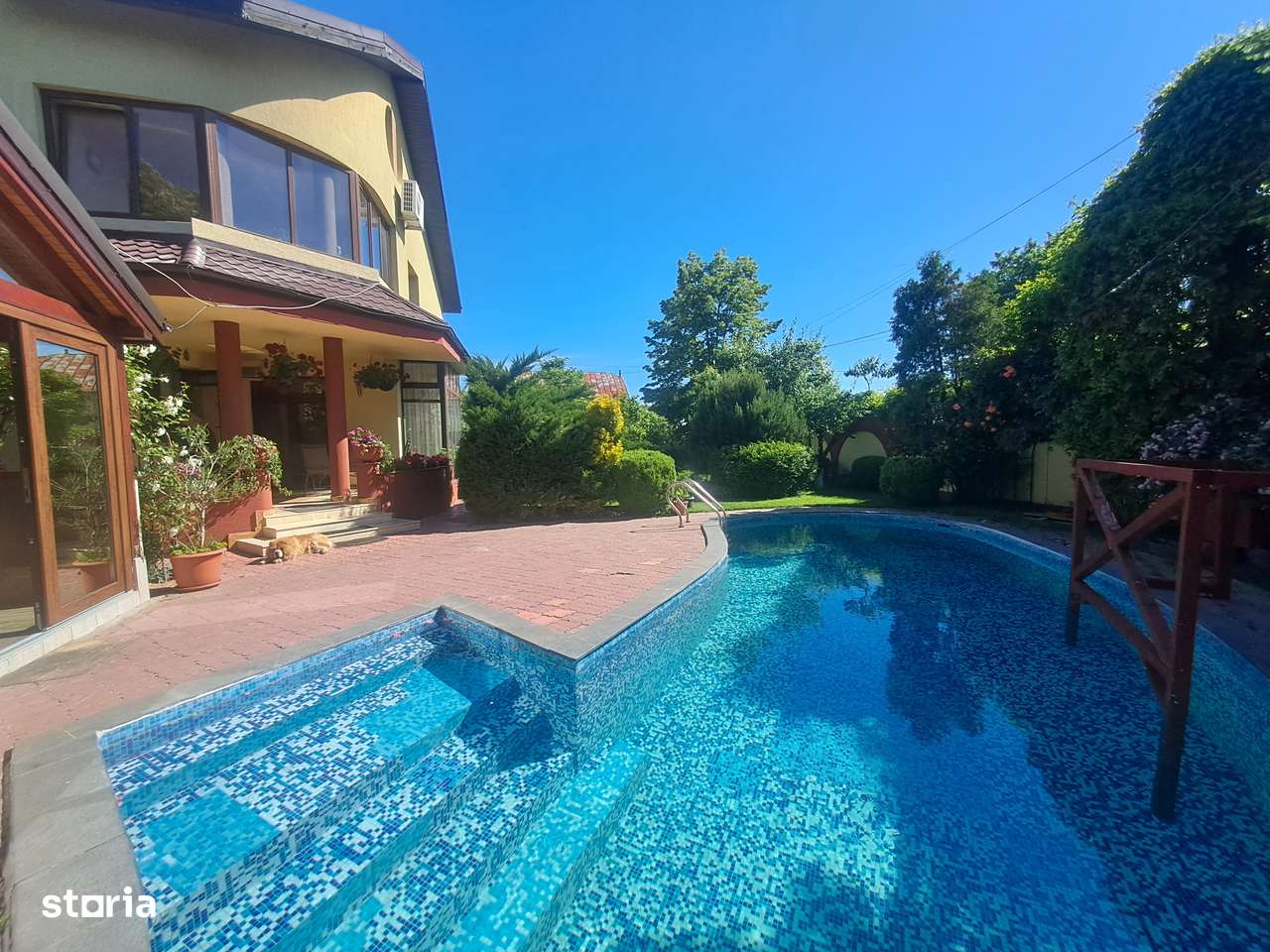 Casa individuala cu piscina. P+1+M. zona foarte buna-6