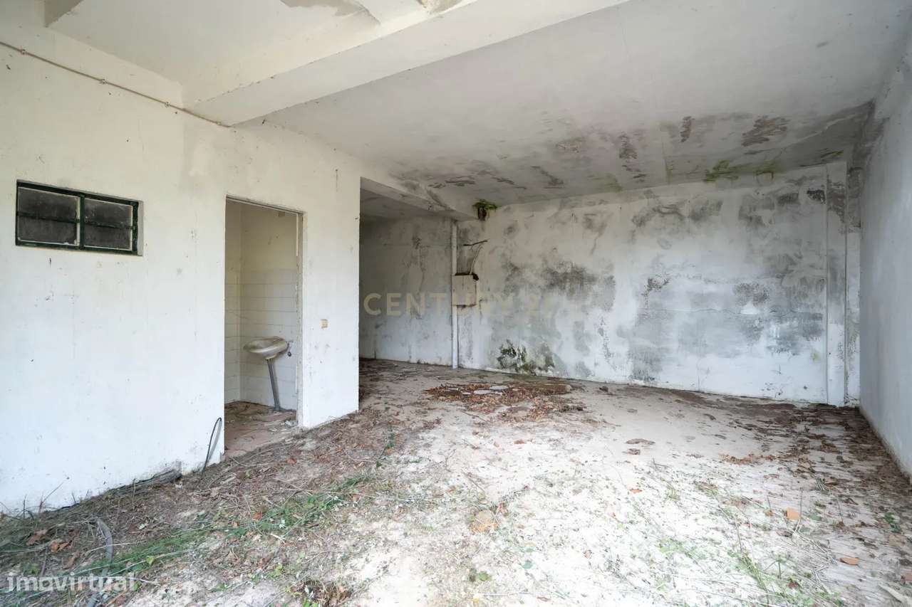 Moradia de dois pisos de tipologia T4 com terreno-46