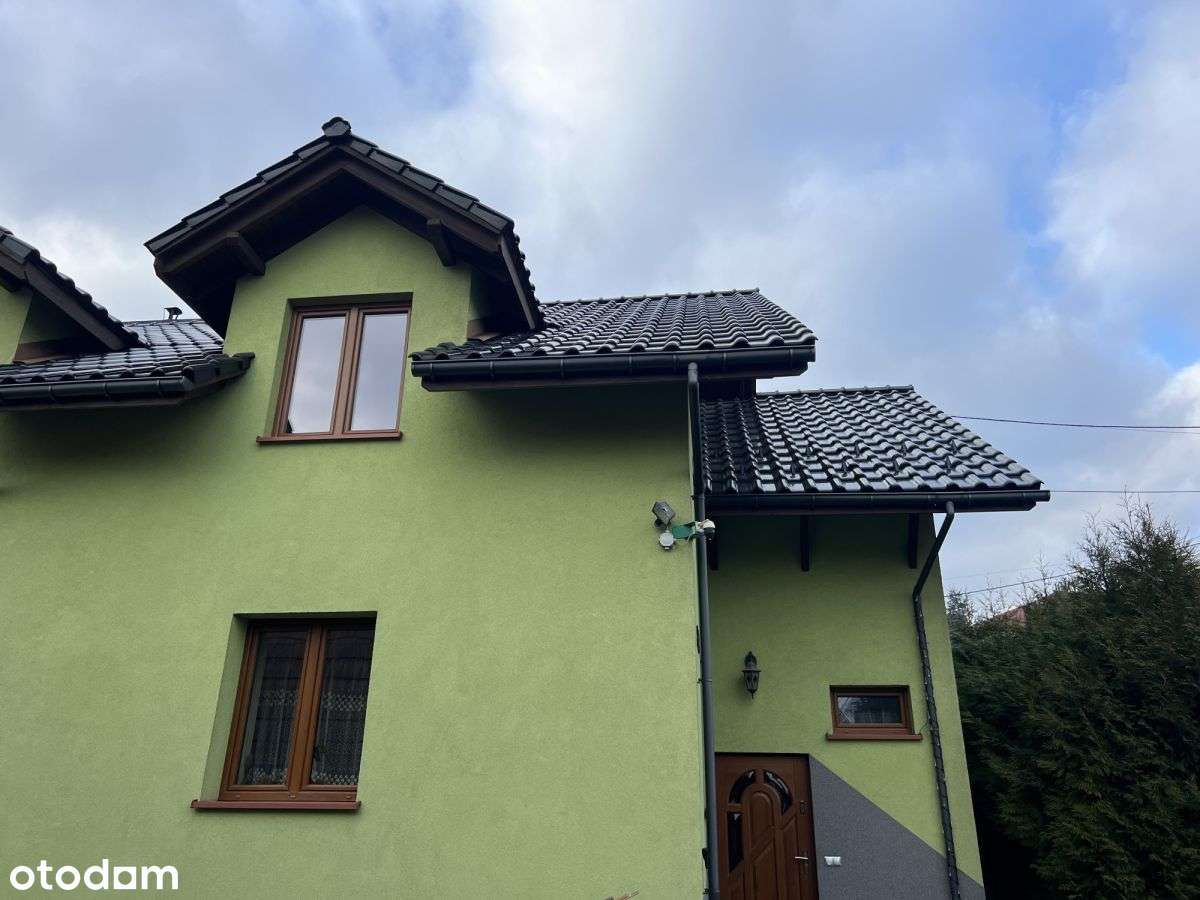 Funkcjonalny dom w dobrej lokalizacji-1