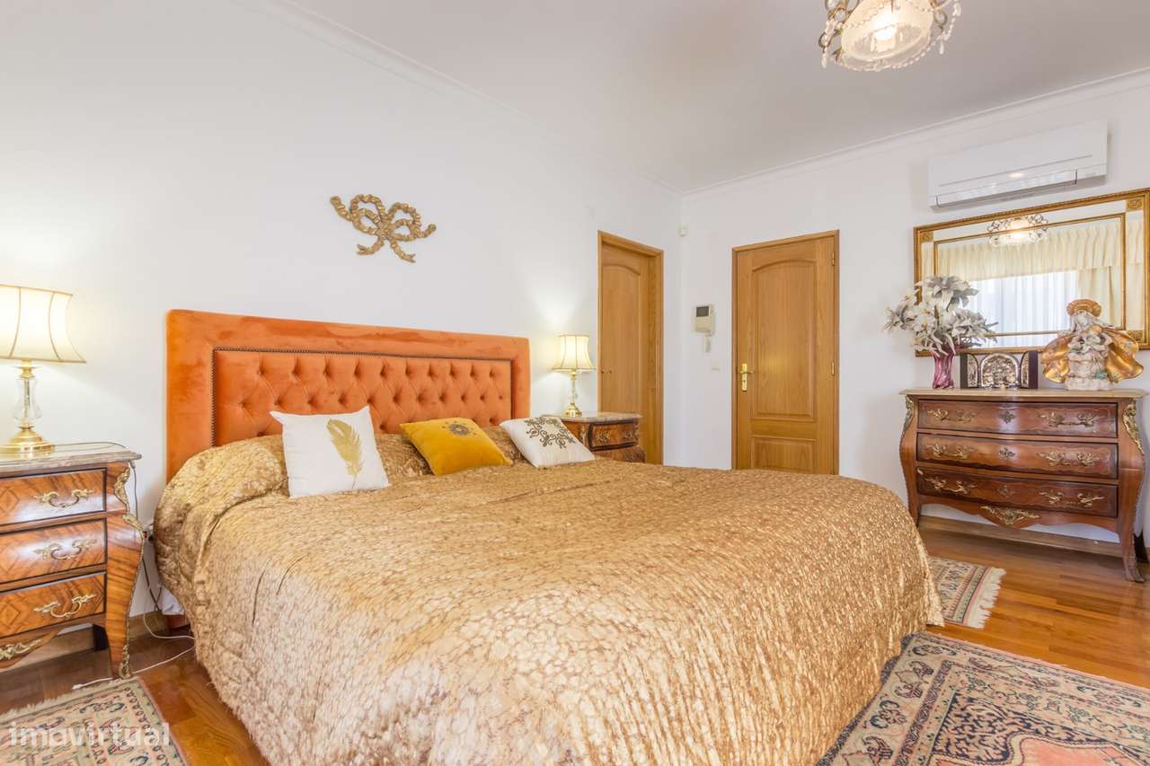 Moradia t4 geminada com piscina , cave ampla - Grande imagem: 3/37