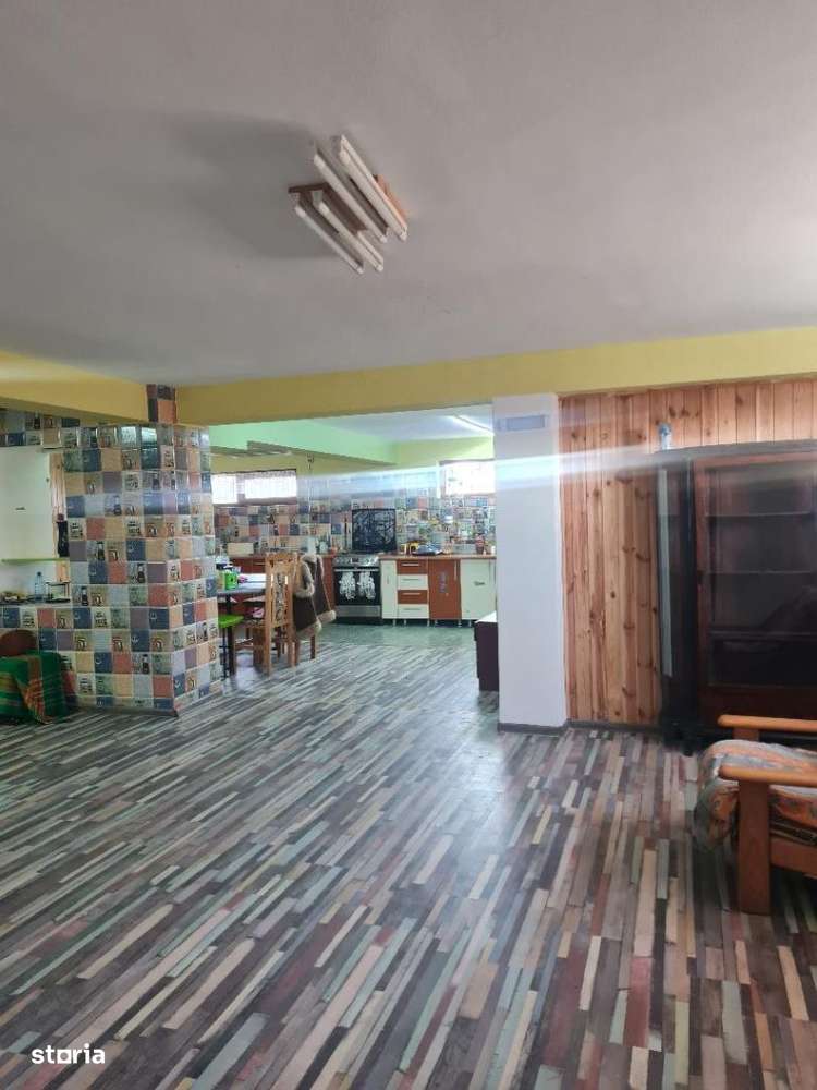 Casă confortabilă cu 7 camere și garaj - Imagine principală: 5/11