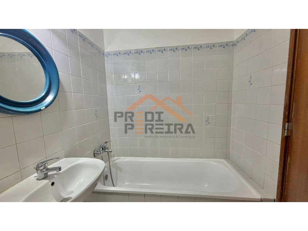 Situado na zona da Torre, em Cascais,, apartamento T2.-8
