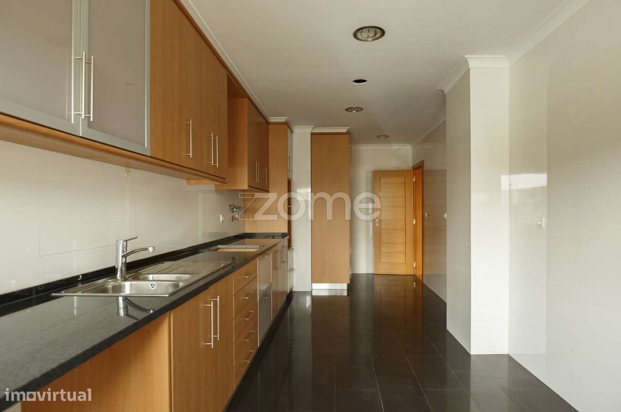 Apartamento T2 com varanda e vista de Serra em Paço d'Arcos - Grande imagem: 3/21